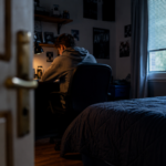 Mi hijo solo pasa encerrado en su cuarto: